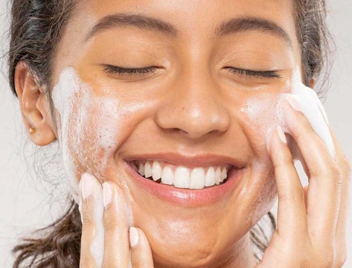 Khi bị mụn thì có nên dùng sữa rửa mặt hay không?